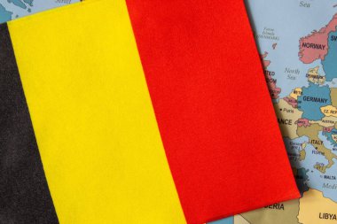 Dünya haritası arka planında Belçika 'nın ulusal bayrağı.