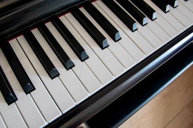 Ahşap piyanonun siyah ve beyaz tuşları. Evde müzik var.. 