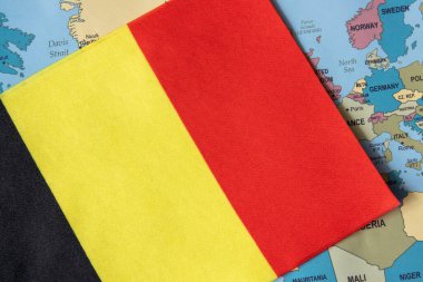 Dünya haritası arka planında Belçika 'nın ulusal bayrağı.