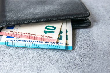 Lider, avro paralı siyah parti lideri. Cüzdanda ticaret konsepti faturaları.