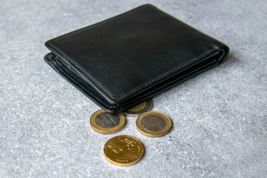 Avrupa parası olan siyah bir parti. Ticaret konsepti için deri cüzdanda madeni paralar.