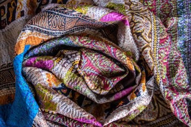 Çok renkli el yapımı kumaş kumaşı. Güzel tekstil pamuk atkısı. Kumaş arkaplan.