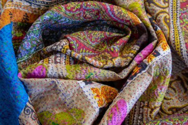 Çok renkli el yapımı kumaş kumaşı. Güzel tekstil pamuk atkısı. Kumaş arkaplan.