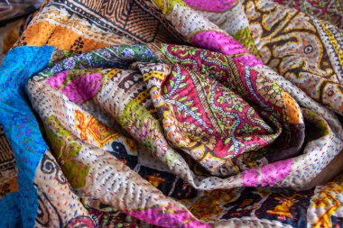 Çok renkli el yapımı kumaş kumaşı. Güzel tekstil pamuk atkısı. Kumaş arkaplan.
