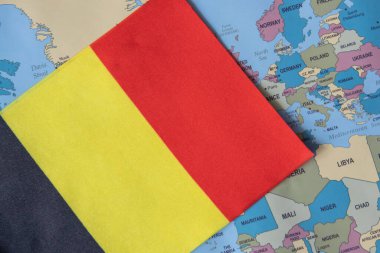 Dünya haritası arka planında Belçika 'nın ulusal bayrağı.