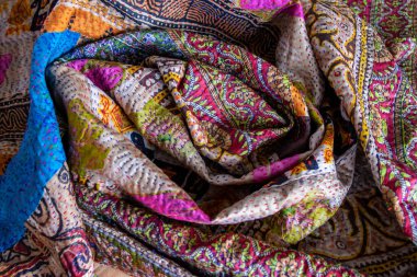 Çok renkli el yapımı pamuklu kumaş. Güzel tekstil pamuk atkısı. Kumaş arkaplan.