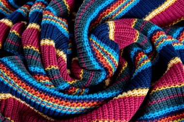 Renkler pamuğu soyar. Yumuşak desenli giysiler. Kumaş kaplama. Moda konsepti.