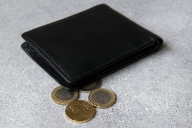 Avro parası olan siyah bir parti. Ticaret konsepti için deri cüzdanda madeni paralar.