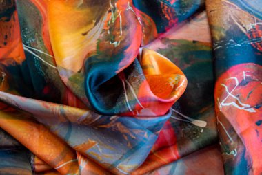 Güzel tekstil ipek eşarp. Sarı, turuncu, kahverengi el yapımı kumaş. Kumaş arkaplan.