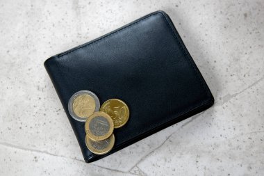 Avro parası olan siyah bir parti. Ticaret konsepti için deri cüzdanda madeni paralar.