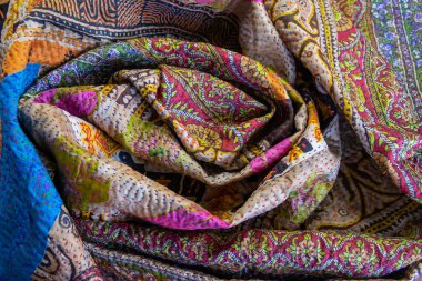 Çok renkli el yapımı kumaş kumaşı. Güzel tekstil pamuk atkısı. Kumaş arkaplan.