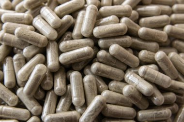 Şeffaf pakette bir sürü tıbbi yeşil hap ve uyuşturucu var. Sağlık sigortası konsepti. BAA ya da biyolojik olarak aktif katkı maddeleri.