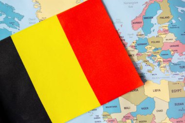 Dünya haritası arka planında Belçika 'nın ulusal bayrağı.