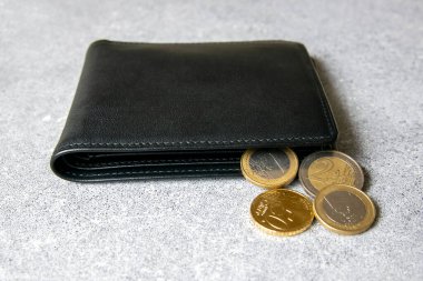 Avro parası olan siyah bir parti. Ticaret konsepti için deri cüzdanda madeni paralar.