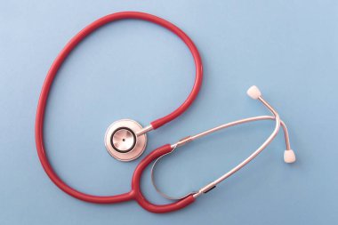 Mavi kağıtta steteskop var. Tıbbi alet. Sağlık hizmeti kavramı. 