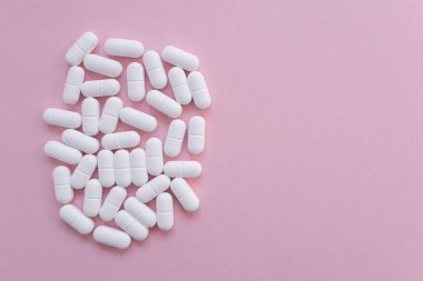 Pembe arka planda çok fazla ilaç var. Sağlık sigortası konsepti. Metin için boşluk.