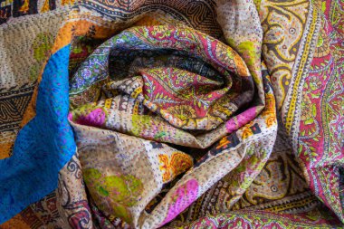Çok renkli el yapımı pamuklu kumaş. Güzel tekstil pamuk atkısı. Moda kumaşı arkaplanı.