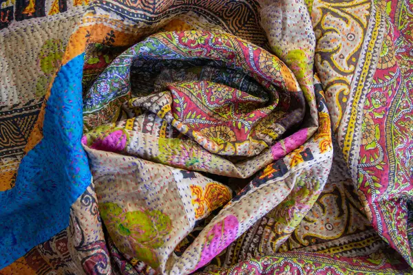 Çok renkli el yapımı pamuklu kumaş. Güzel tekstil pamuk atkısı. Moda kumaşı arkaplanı.