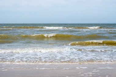 Kumlu güzel deniz, yatlar, dalgalar ve mavi gökyüzü. Doğal arka plan. Ostende, Belçika 'da yaz tatili.