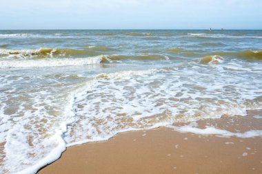 Kumlu güzel deniz, yatlar, dalgalar ve mavi gökyüzü. Doğal arka plan. Ostende, Belçika 'da yaz tatili.