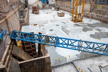 Şehirdeki bir binanın inşaatı sırasında çalışıyorum. Eski evin yakınındaki ev temeli..