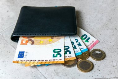 Avrupa parası olan siyah bir parti. Ticaret konsepti için deri cüzdandaki bozukluklar ve faturalar..
