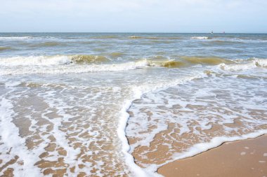 Kumlu güzel deniz, dalgalar, yatlar, su dalgaları ve mavi gökyüzü. Doğal arka plan. Ostend, Belçika 'da yaz tatili.