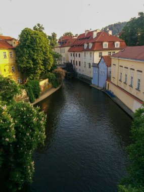 Prag 'daki eski kasaba ve nehir kanalı manzarası