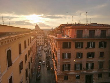 Gün batımında Roma sokaklarının çatı manzarası