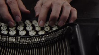 100 yıllık bir masanın üzerinde 100 yıllık bir daktilo. Mekanik kaydırma makinesiyle çekilmiş...