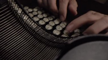 100 yıllık bir masanın üzerinde 100 yıllık bir daktilo. Mekanik kaydırma makinesiyle çekilmiş...