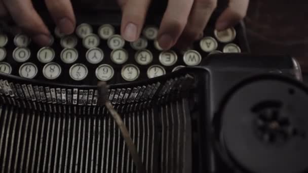 一个美丽的百岁老人打字机 坐在一张100岁的桌子上 用一个机械滑块娃娃拍摄 — 图库视频影像