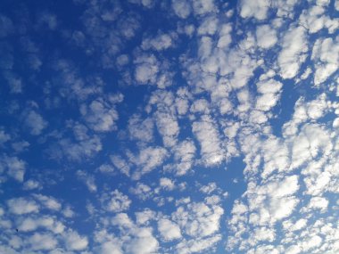 parlak mavi gökyüzü ve kütle