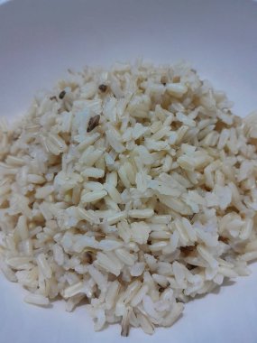 Esmer pirinç birçok besin içerir.