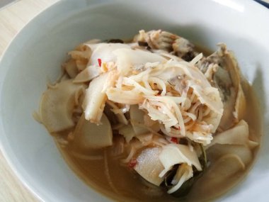 Baharatlı bambu çorbası.