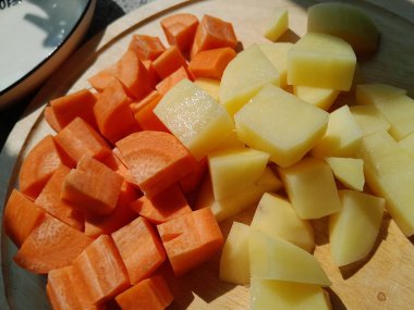 Sebzelerin renkleri yemeğin lezzetli görünmesini sağlıyor.