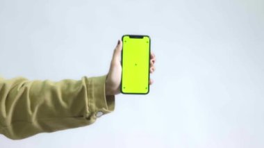 Yeşil Ekran Chroma CEY CU beyaz kadın jenerik akıllı telefon kullanıyor, dikey yönelim, beyaz arka plan. 4K UHD Ham Görüntüler
