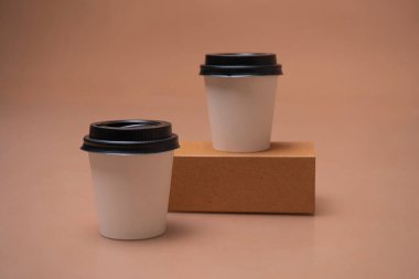 Renk arkaplanındaki boş kağıt ve bardaklar