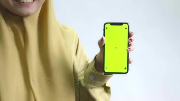 Gömlekli Bir Kadın Beyaz Arka Planda Yeşil Ekran Akıllı Telefon — Stok video