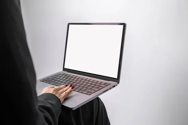 Dizüstü bilgisayarı olan iş kadını