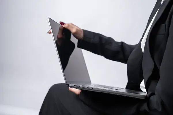 Laptop grisi geçmişi olan iş kadını.