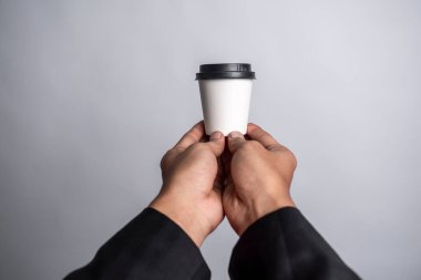 Beyaz arka planda beyaz bir bardak sıcak içecek. maketleme