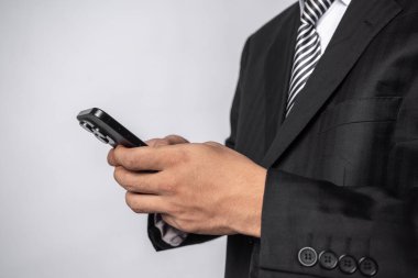 bir smartphone kullanarak iş adamı