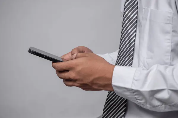 Cep telefonu kullanan iş adamı