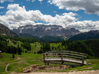 Sella grubu dağları, İtalya, Dolomitler 'de Gamsblut Hutte' den görüldüğü gibi, Seceda Dağı 'na doğru yürüyüş yolunda..