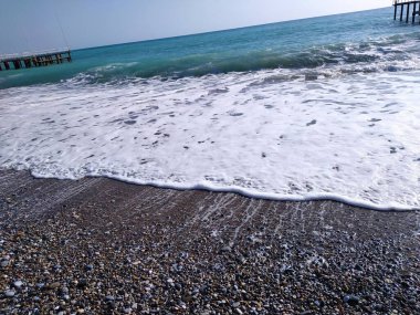 Akdeniz plajı - mavi su ve çakıl taşları