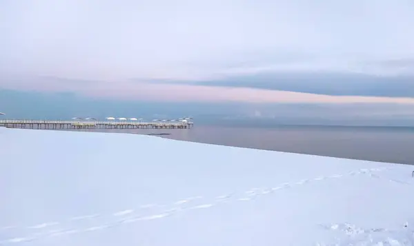 Issyk-Kul Gölü 'ndeki iskele, Kırgızistan kışı.