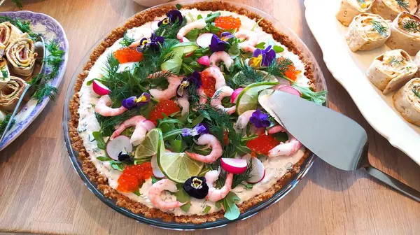 Karidesli salatalı pasta, kırmızı havyar, çiçekler, limon