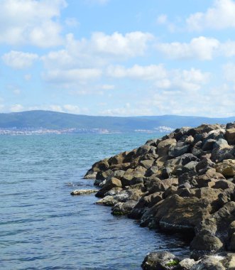 Deniz kıyısındaki taşlar dağların arka planına karşı - Nessebar, Burgaz, Sunny Beach
