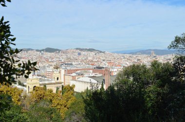 Barselona Panoraması - şehir gelişimi ve tarihi binalar. Katalan mimarisi, dağlar ve yeşillik, İspanya